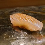 京極寿司 - ◯キスの昆布締め
      天ぷらよりも大きめサイズとの話。
      天ぷらもいいけれど寿司ネタでも良いねえ❕
      
      淡白ながら昆布締めによる旨味と塩加減で
      寿司ネタにアジャストされててなかなか美味しいよねえ❕