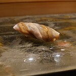 京極寿司 - ◯琵琶湖の小鮎の新子仕立て（煮切り醤油）
      酢締めされてる稚鮎に
      蓼酢と煮切り醤油が塗られてるらしい。
      
      鮎の旨味と食べ終わった後の
      鮎の消え際の残り香が良い感じだった。