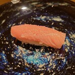 京極寿司 - ◯中トロ（岩塩、九州の長崎）
      100キロ位あるマグロの腹の大トロではなく
      背中の皮際にあるきめの細かい中トロの部位
      円やかな脂感と塩のみの
      シンプルで余韻の旨味まで楽しめる
      旨い味わい❕