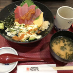 つきじ飛賀屋 - ご飯も凄いですが、大根のツマも山盛りで丼でお腹いっぱいになれます(^^)