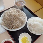 めん工場 岡本店 - ニラ炒めのニラ抜き定食です。ニラを抜いてもらった分、もやしが倍となりました。ライス大です。