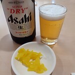めん工場 岡本店 - まずはビール。お通しの沢庵。