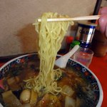 クォウライ - 麺はスープが絡みやすい