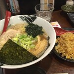 ガキ大将ラーメン 匠 - ガキ大将ラーメン、半チャーハン