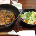 カフェ あがっぺ - 和牛肉ベース野菜カレー+気まぐれサラダセット