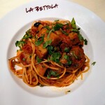 ラ・ベットラ・ダ・オチアイ - ナスとケッパーのトマトソーススパゲッティ