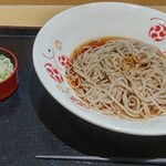 いろり庵きらく - ぶっかけそば400円。
      余計なものがないのがうれしい。