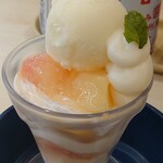 はま寿司 - 白桃とフローズンヨーグルトのパルフェ