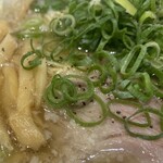 京都らぁ麺 東山 - 九条ネギとシナチク（2023年7月16日撮影）