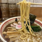 人形町 兎屋 - ◎浅草開化楼のストレート中太麺と絡み合いとても美味い一杯。