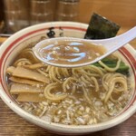 人形町 兎屋 - ◎スープは生姜風味が効いてスッキリした清湯醤油味系。