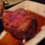 炭火焼酒亭ローリンストーン - 名物／豪州産骨付きラムロース　ズームアップ