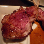 炭火焼酒亭ローリンストーン - 名物／豪州産骨付きラムロース　ズームアップ