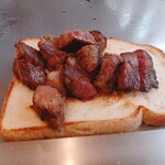 南海グリル - 食パンにステーキを…