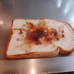 南海グリル - 肉汁が染み込んだ食パンはバターで…