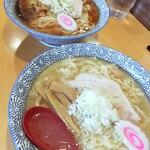 211330634 - 奥は懐かしの醤油ラーメン、手前が塩ラーメン