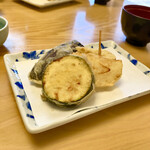 天ぷら よこい - ●三皿目
      ・ズッキーニ
      ・ヤングコーン
      ・新玉ねぎ
      ・なす