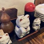 Ishokutei Yuuzenya - 赤いキャップが関東、猫が九州の醤油。