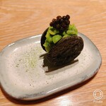 マンサルヴァ - アミューズ
      練りごまのサブレグリンピースのペーストとキャビア