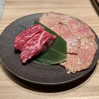 焼肉うしごろ 横浜店 - 左：厳選厚切りハラミ
                    右：極みのタン