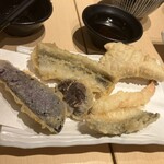 天ぷらとワイン大塩 - 右下からイサキ、エビ、鶏天、穴子、椎茸、茄子