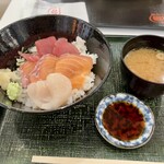 まぐろ魚河岸日本列島 - 新鮮 本日の三色丼
⑴まぐろ
⑵生ホタテ
⑶サーモン