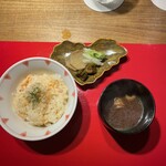 賛否両論 名古屋 - 締めの炊き込みご飯、いぶりがっこ他漬物、赤だし