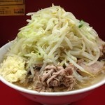 ラーメン二郎 - 大ラーメン・ニンニク！　アタシはヤサイマシマシとか特殊な呪文は唱えていないのに、このヤサイの山、なンである！  もちろん悪いことはなく、高評価なのだが、これはやっぱり凄いよねええええ！  