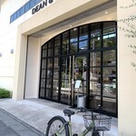 ディーン&デルーカ ホームキッチン&ベーカリー 碑文谷 - どなたかの自転車がとても絵になります。