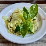 Ｔｒａｔｔｏｒｉａ Ａｕｇｕｒｉ - 自家栽培野菜のジェノベーゼソーススパゲッティ。ズッキーニ、ジャガイモ、キャベツがたっぷり入っています。