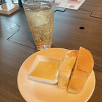 Yakiniku Suteki Ishidaya - パンとジンジャーエールをキープ
                      パンは、オリーブオイルでいただきます！