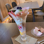 グレープショップ ココロ - 希少品種の桃パフェ