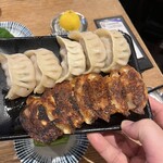 肉汁餃子と煮込みの酒場。しんちゃん - 上　肉汁餃子　下　おつまみ餃子