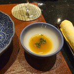 京極寿司 - 卵の黄身と昆布を合わせた
      黄身昆布と一緒にお召し上がり下さい
      との説明。
      
      淡白なコチの旨味に卵黄昆布タレが
      また違った旨味を増させて美味しい味わい。