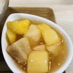 かき氷店 小桃 - この大ぶり桃最高っ♡ 桃ジュレだけおかわりしたかったー！