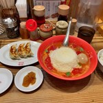 九十九ラーメン 津田沼店 - トマトチーズラーメン+小ライス+餃子3個