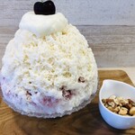 かき氷店 小桃 - アメリカンチェリーのサワークリームチーズケーキ1800円　ナッツトッピング200円
