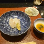 京極寿司 - ◯真ゴチ
      夏美味しくなる白身で今の時期が旬です
      夏河豚とも言われます
      歯ごたえがあって噛めば噛むほど味が出てくる上品な白身
      嚙みしだく歯ごたえを楽しむため
      薄造りではなくて厚めで提供されている