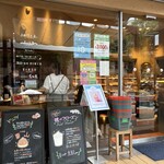 恵那川上屋 - 外で食べながら、店内を見て…