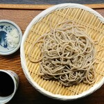 そば切り 黒むぎ - ザラつき良好で鯖節効いた汁がよく纏う