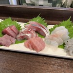 金町製麺 - 刺身の盛り合わせ(かつお、鰤、ヒラマサ、アジ、キハダマグロ、ヒラメ、生しらす)