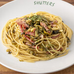 Spaghetti with pickled vegetables and bacon