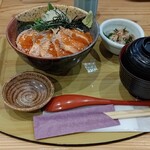 かいせんどころ 梁 - 志津川銀鮭炙り漬け丼　イクラのせ　1815円（税込み）