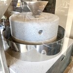 石臼玄麦自家製らーめん 丸竈 - 石臼  玄麦から自家製麺まで作ってしまう拘りよう
