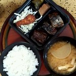 さば煮弁当＋味噌汁（上方から）