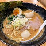 クリーミーTonkotsuラーメン 麺家 神明 - とんこつ熟玉のせ