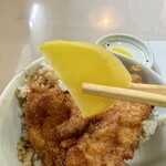 レストラン ふくしん - 箸休めに沢庵。