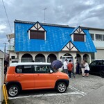 レストラン ふくしん - 青い屋根と洋館のような外観。