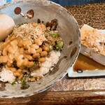 タイニーカフェ - 納豆丼煮卵付き・冷奴