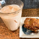 タイニーカフェ - アイスチャイ・バナナケーキ